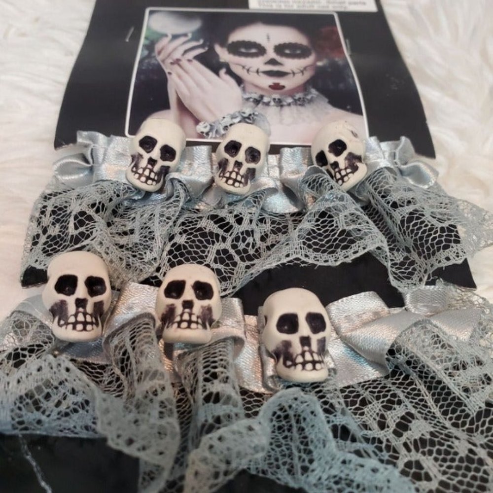 Halloween Gray Lace Choker and Bracelet - Picture 2 of 2